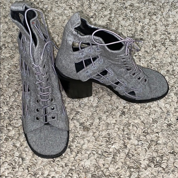 New Peep toe cut out ankle boot - Picture 2 of 3